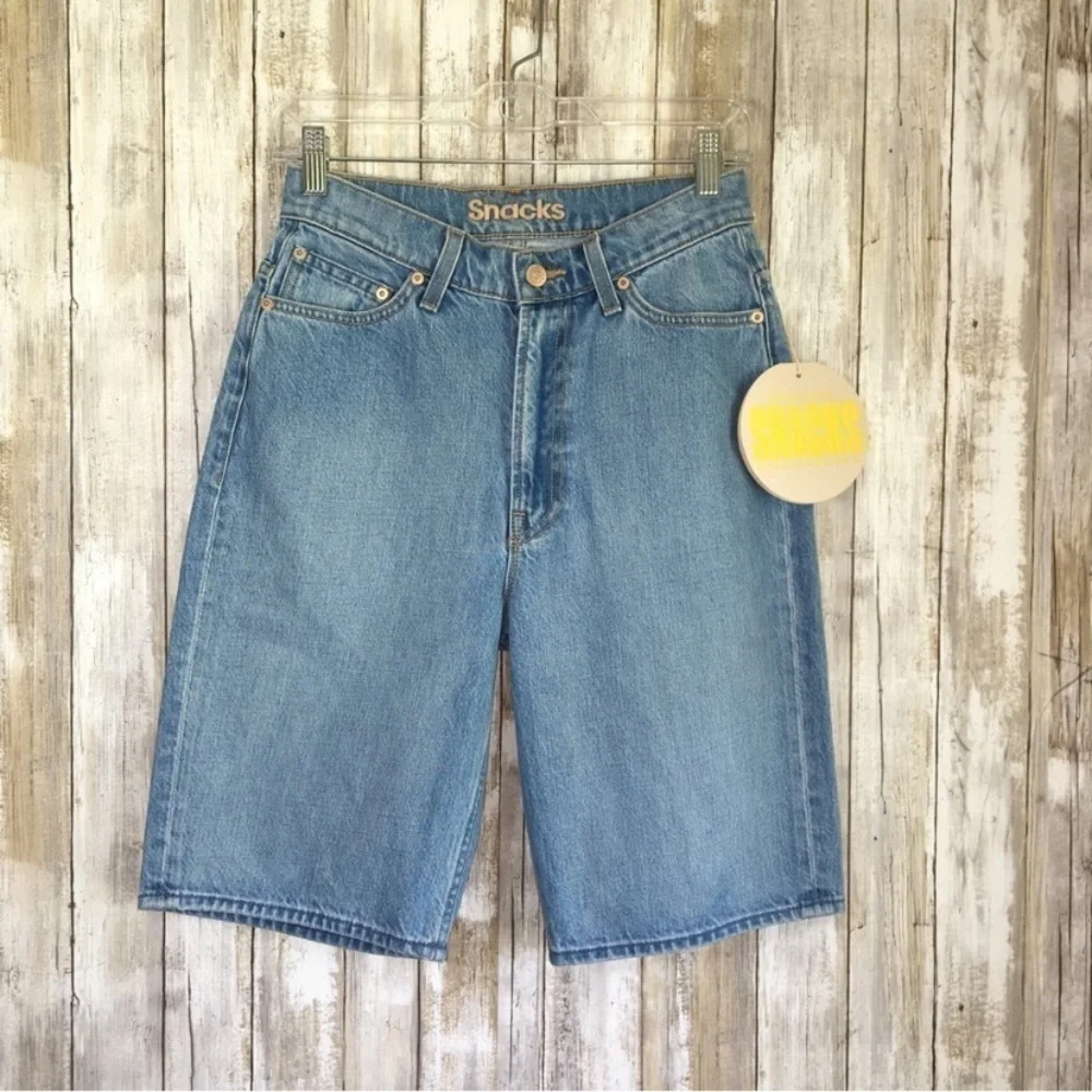 NWT MOTHER The Twizzy Knee Shorts Snacks High Rise Denim Shorts Size 26
